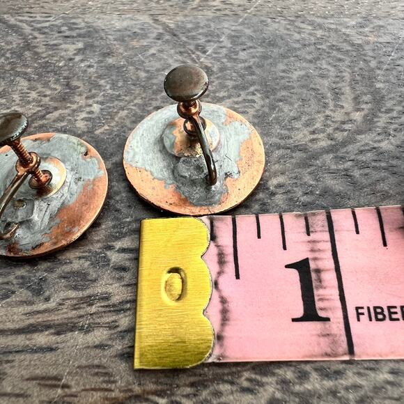 Vintage abstract pale green artistic screw back circular medallion earrings - Picture 7 of 7